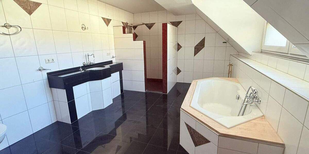 Etagenwohnung Fürth Dambach - 3 Zimmer, 170 m&sup2;, 1.790&euro; | Angebot:25663612