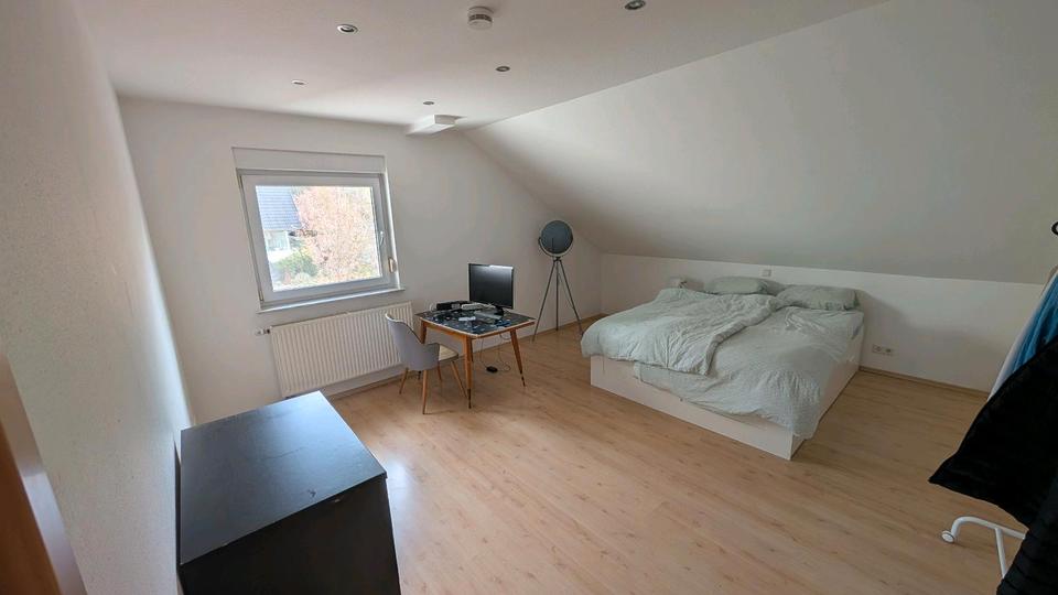 Dachgeschoßwohnung Bubenreuth - 2.5 Zimmer, 120 m&sup2;, 1.500&euro; | Angebot:26266167