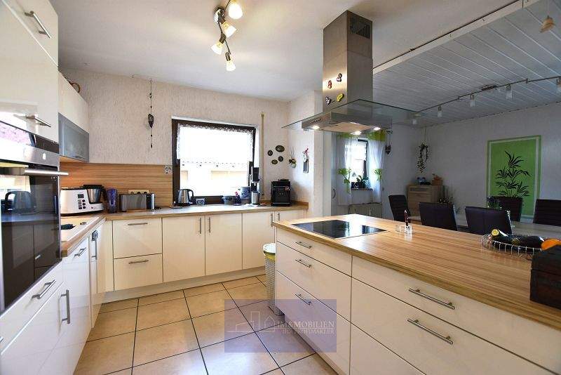 Etagenwohnung Adelsdorf - 8 Zimmer, 207 m&sup2;, 425.000&euro; | Angebot:25899007