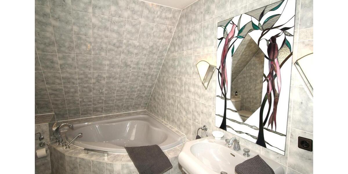 Villa Zirndorf - 6 Zimmer, 308 m&sup2;, 2.400&euro; | Angebot:26605689