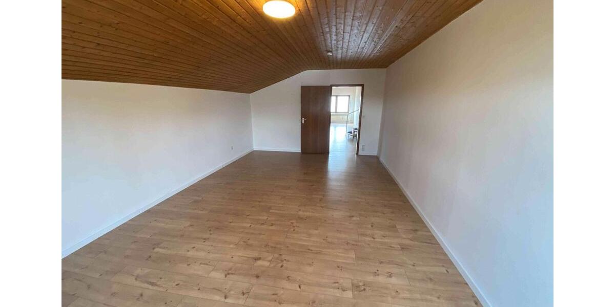 Etagenwohnung Aurachtal - 3 Zimmer, 105 m&sup2;, 900&euro; | Angebot:26022265