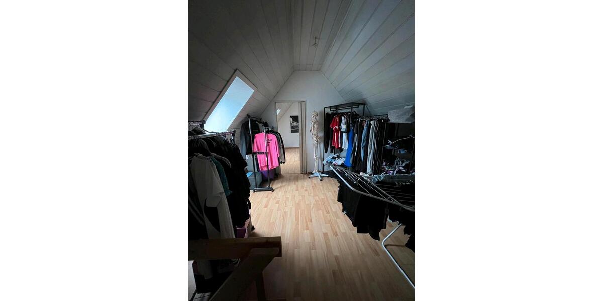 Dachgeschoßwohnung Zirndorf - 4.5 Zimmer, 120 m&sup2;, 1.300&euro; | Angebot:26598093