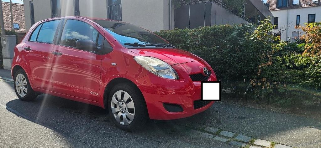 Toyota Yaris 128.000 km 2.999 &euro; Nürnberg 90429