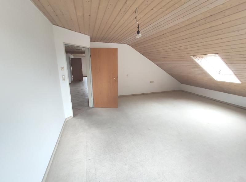 3 Zi. DG Wohnung mit Küche, Gartenmitbenutzung und Stellplatz - Etagenwohnung Weisendorf | Angebot:24351111