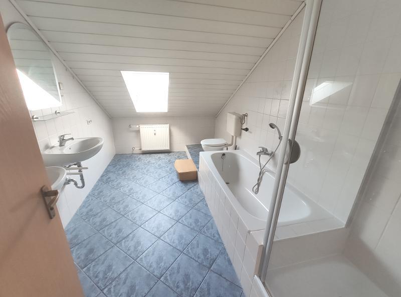 3 Zi. DG Wohnung mit Küche, Gartenmitbenutzung und Stellplatz - Etagenwohnung Weisendorf | Angebot:24351111