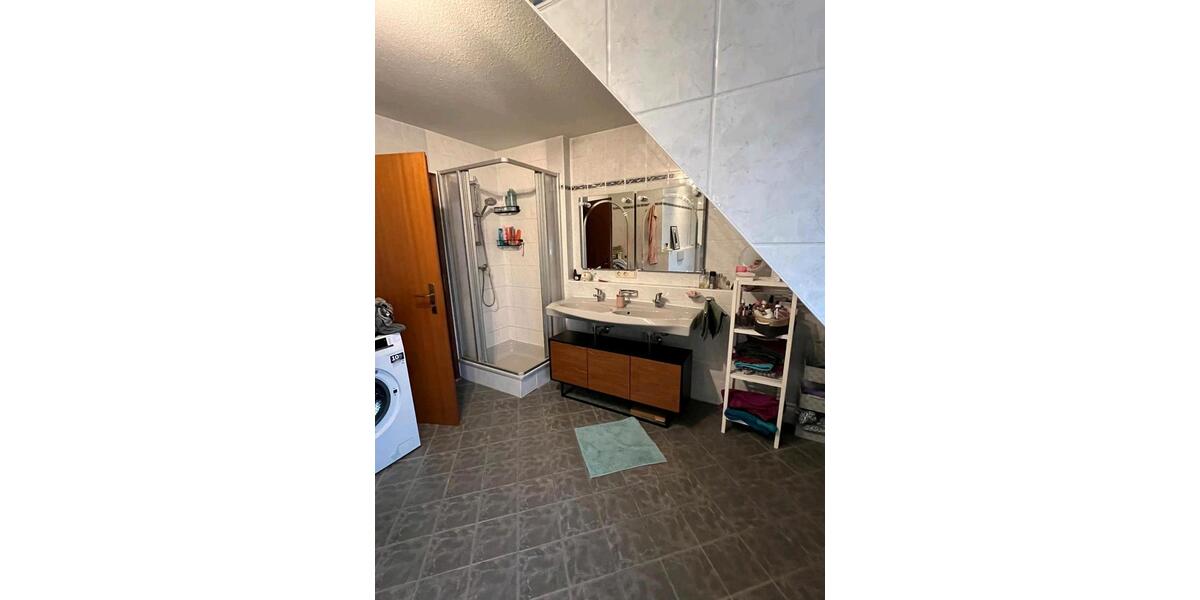 Dachgeschoßwohnung Zirndorf - 4.5 Zimmer, 120 m&sup2;, 1.300&euro; | Angebot:26598093