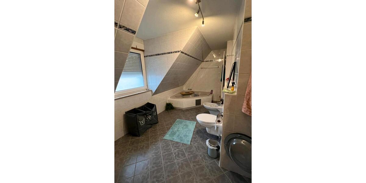 Dachgeschoßwohnung Zirndorf - 4.5 Zimmer, 120 m&sup2;, 1.300&euro; | Angebot:26598093