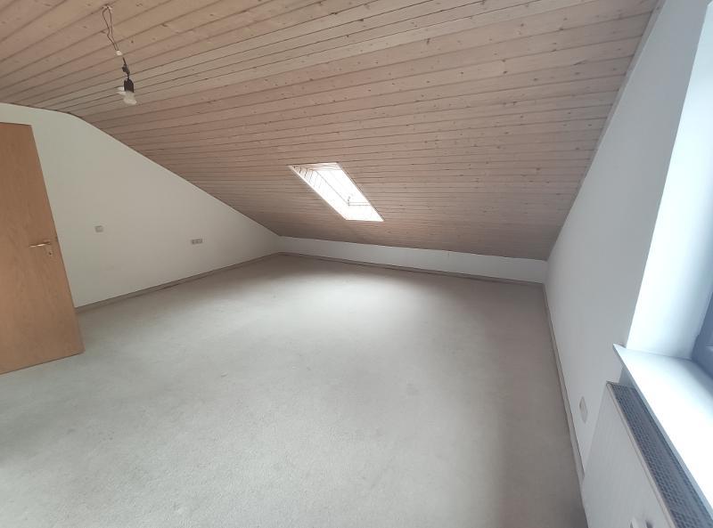 3 Zi. DG Wohnung mit Küche, Gartenmitbenutzung und Stellplatz - Etagenwohnung Weisendorf | Angebot:24351111