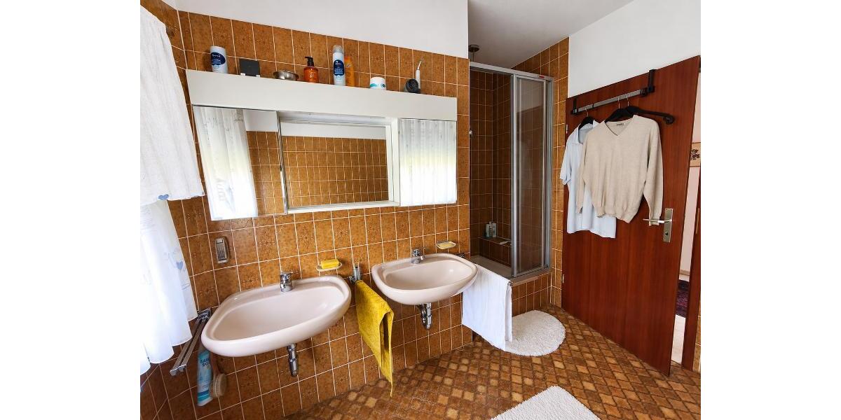 Einfamilienhaus mit Doppelgarage, Carport und großem Garten - Einfamilienhaus Weisendorf | Angebot:27651236