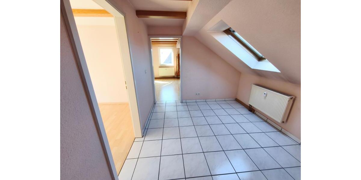 2 Zi. Wohnung im Dachgeschoss mit Stellplatz - Etagenwohnung Adelsdorf | Angebot:27541175