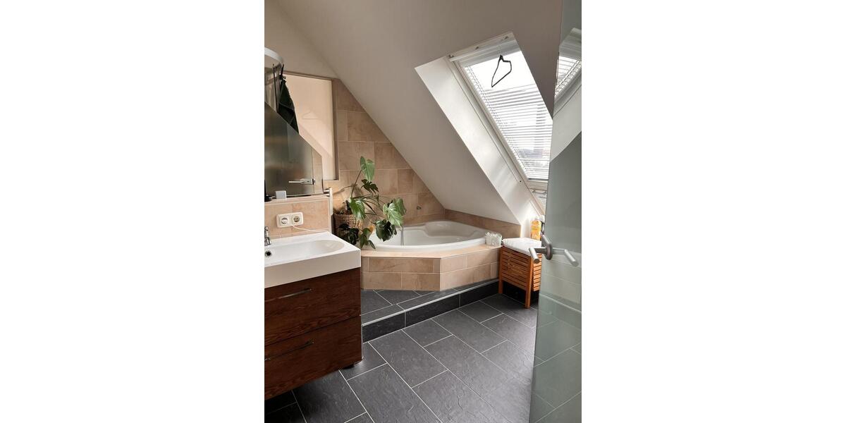 Dachgeschoßwohnung Nürnberg Hasenbuck - 3 Zimmer, 65 m&sup2;, 1.200&euro; | Angebot:26544452