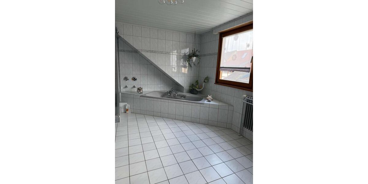 Etagenwohnung Erlangen Alterlangen - 3 Zimmer, 117 m&sup2;, 1.500&euro; | Angebot:25882988