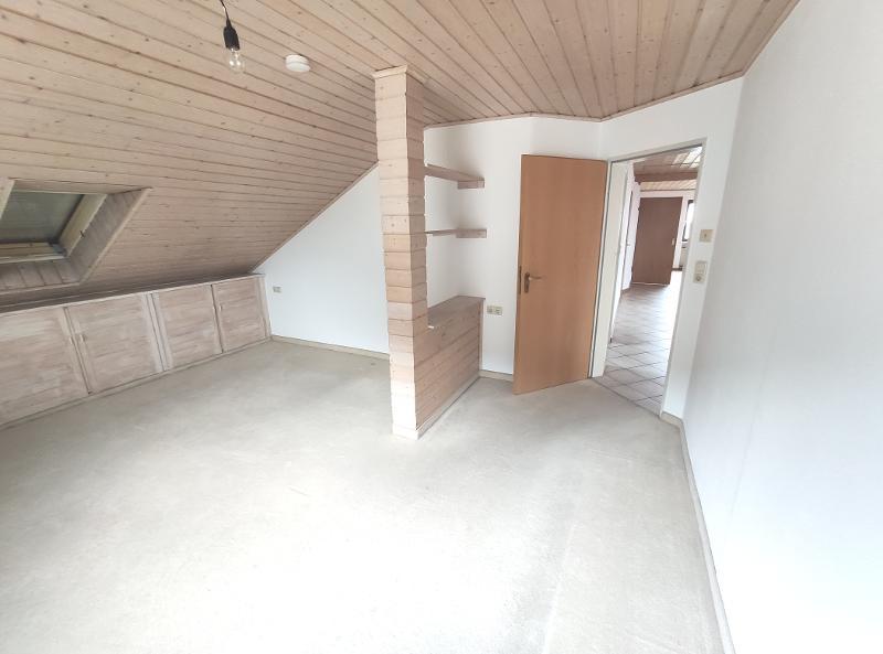 3 Zi. DG Wohnung mit Küche, Gartenmitbenutzung und Stellplatz - Etagenwohnung Weisendorf | Angebot:24351111