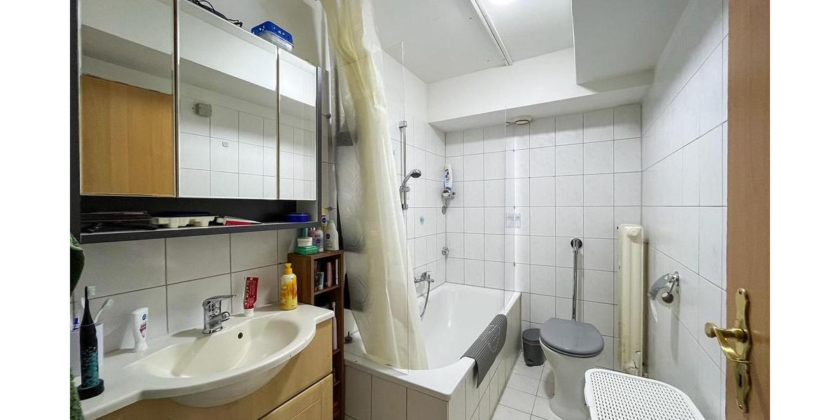 Direkt vom Eigentümer! Vier vermietete Wohnungen mit Entwicklungspotenzial – direkt gegenüber der U-Bahn-Station Muggenhof. - 5- Nürnberg 10809564000 | Angebot:27474244