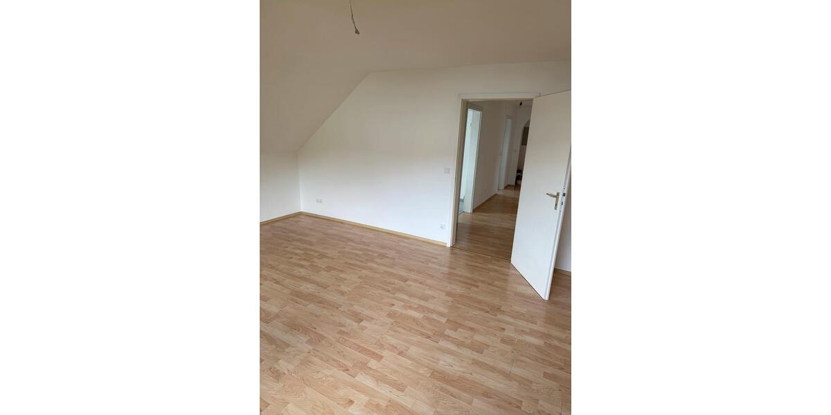 Dachgeschoßwohnung Veitsbronn - 3.5 Zimmer, 91 m&sup2;, 1.250&euro; | Angebot:26614884