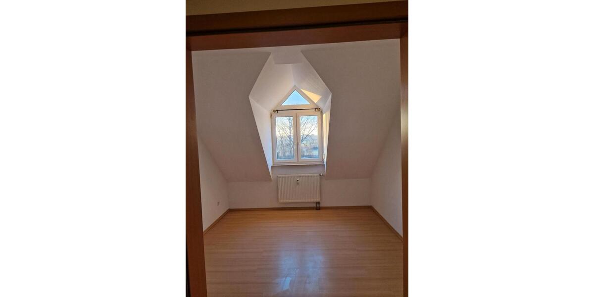 Dachgeschoßwohnung Erlangen Bruck - 3.5 Zimmer, 120 m&sup2;, 1.450&euro; | Angebot:25107077