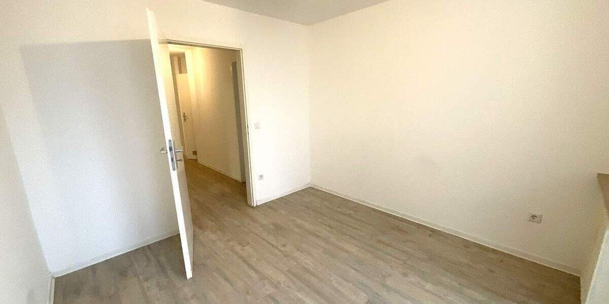 Etagenwohnung Nürnberg Langwasser - 3 Zimmer, 80 m&sup2;, 899&euro; | Angebot:25780095