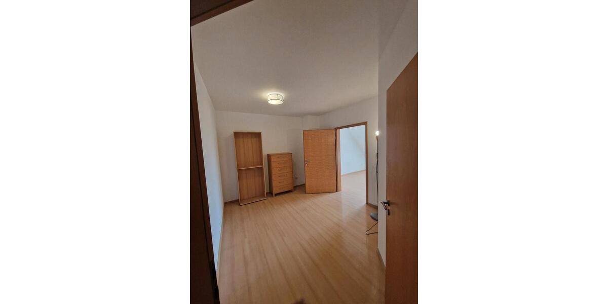 Dachgeschoßwohnung Erlangen Bruck - 3.5 Zimmer, 120 m&sup2;, 1.450&euro; | Angebot:25107077