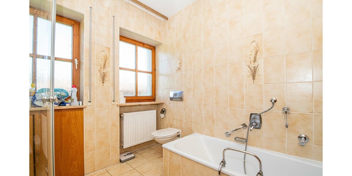 Charmantes Zweifamilienhaus mit drei Garagen und großem Garten - Zweifamilienhaus Kötzting | Angebot:24605834