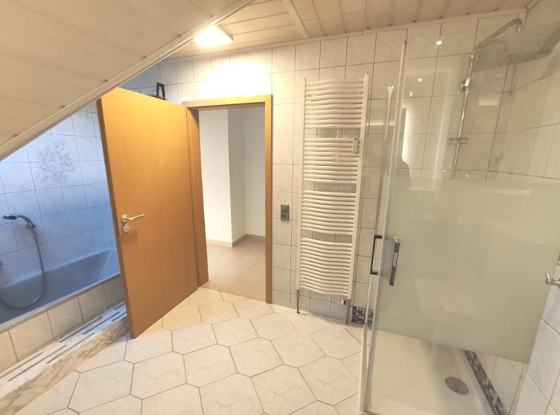 Große Maisonette mit Klimaanlagen (aktuell in 2 Wohnungen unterteilt) mit 2 Balkonen, 2 Einbauküchen und 2 Stellplätzen - Etagenwohnung Hausen | Angebot:20238797