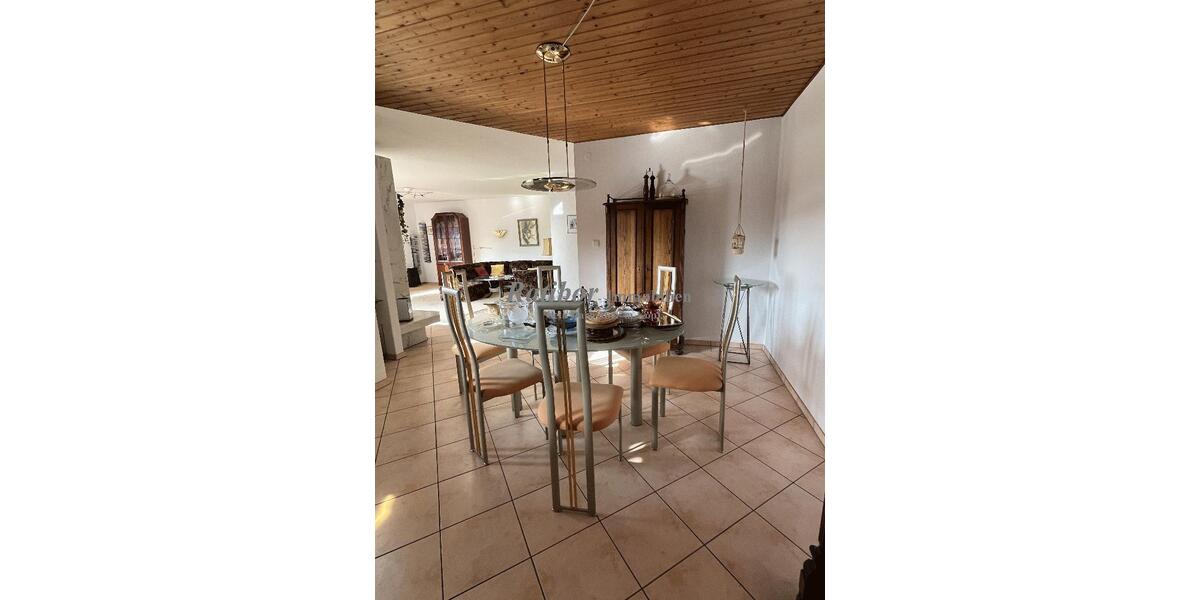 Sehr großzügiges und gepflegtes Einfamilienhaus mit Einliegerwohnung und Doppelgarage in Roth OT - Bungalow Roth Pfaffenhofen | Angebot:25634482