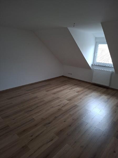 Dachgeschoßwohnung Roßtal - 3 Zimmer, 97 m&sup2;, 990&euro; | Angebot:25350323