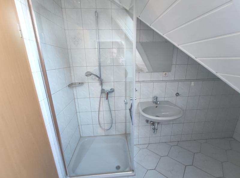 Große Maisonette mit Klimaanlagen (aktuell in 2 Wohnungen unterteilt) mit 2 Balkonen, 2 Einbauküchen und 2 Stellplätzen - Etagenwohnung Hausen | Angebot:20238797