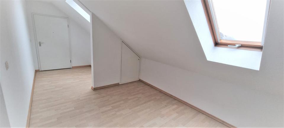 Dachgeschoßwohnung Herzogenaurach - 2.5 Zimmer, 73 m&sup2;, 800&euro; | Angebot:26606088