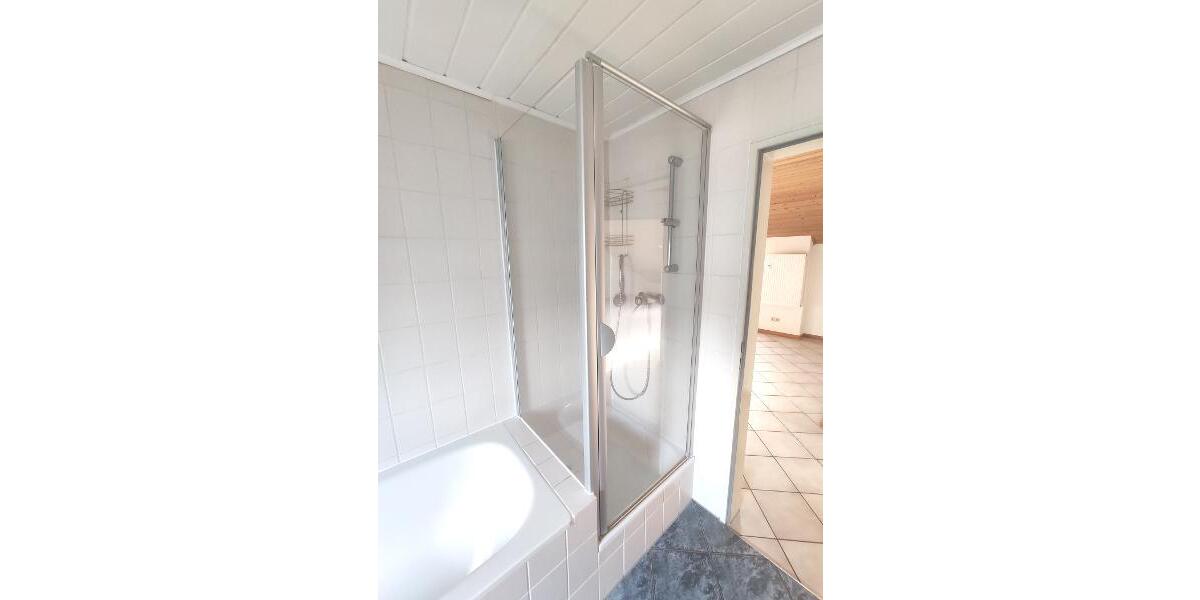 3 Zi. DG Wohnung mit Küche, Gartenmitbenutzung und Stellplatz - Etagenwohnung Weisendorf | Angebot:24351111