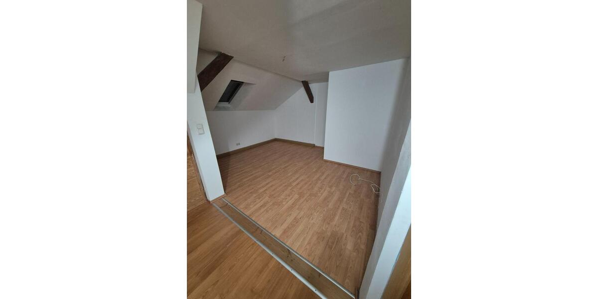 Dachgeschoßwohnung Uehlfeld - 1 Zimmer, 43 m&sup2;, 390&euro; | Angebot:24893395