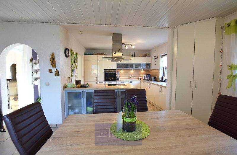 Etagenwohnung Adelsdorf - 8 Zimmer, 207 m&sup2;, 425.000&euro; | Angebot:25899007