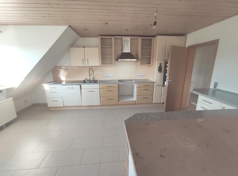 Große Maisonette mit Klimaanlagen (aktuell in 2 Wohnungen unterteilt) mit 2 Balkonen, 2 Einbauküchen und 2 Stellplätzen - Etagenwohnung Hausen | Angebot:20238797