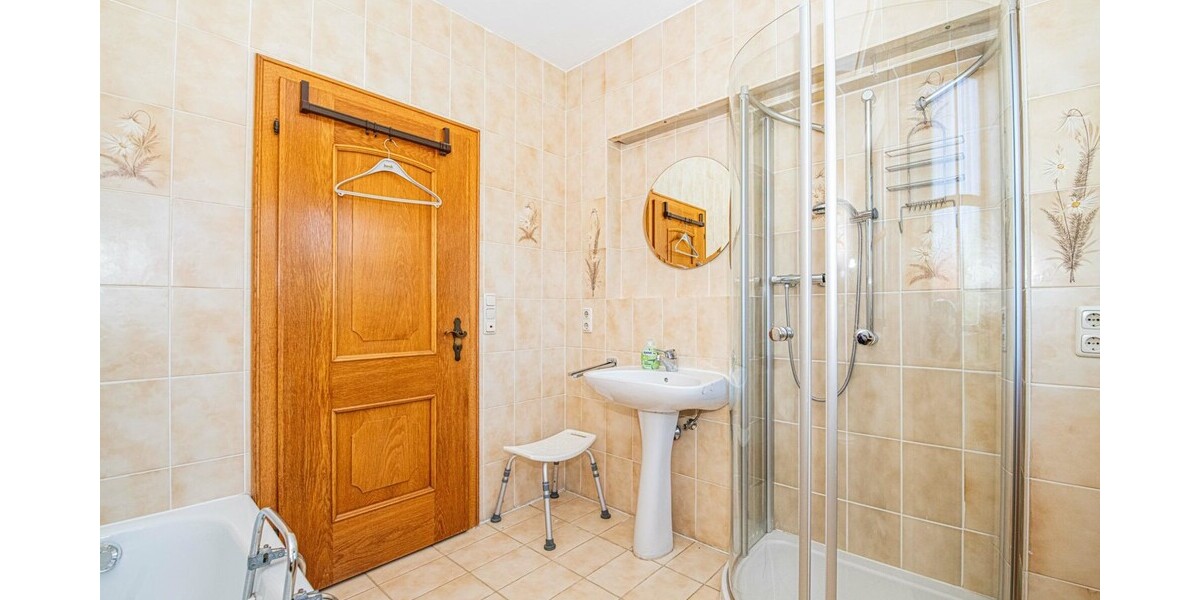 Charmantes Zweifamilienhaus mit drei Garagen und großem Garten - Zweifamilienhaus Kötzting | Angebot:24605834