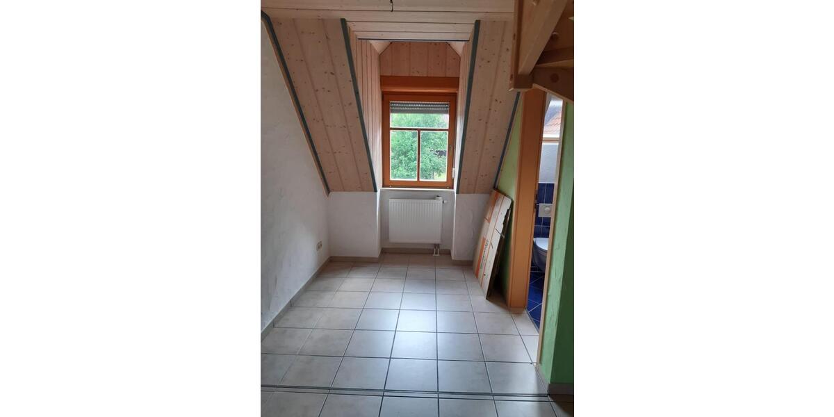 Dachgeschoßwohnung Gerhardshofen - 5 Zimmer, 109 m&sup2;, 850&euro; | Angebot:25855009