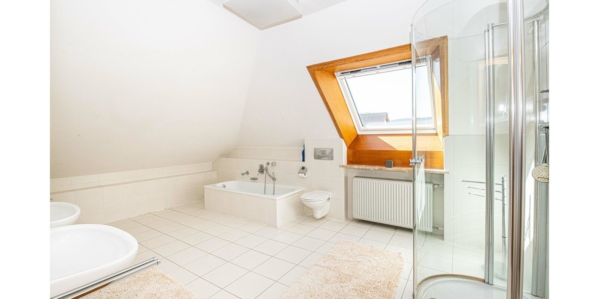 Charmantes Zweifamilienhaus mit drei Garagen und großem Garten - Zweifamilienhaus Kötzting | Angebot:24605834