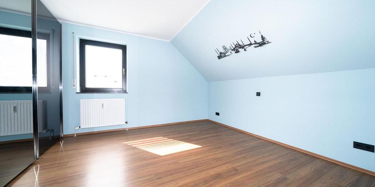 Großzügige Wohnung mit sonniger Dachloggia, Einbauküche und Garage! - 3- Roth 10809576143 | Angebot:25943101