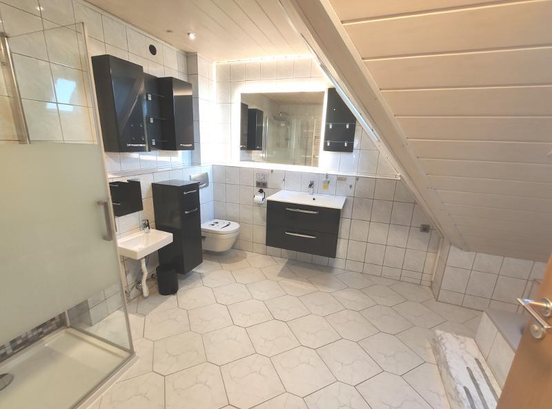 Große Maisonette mit Klimaanlagen (aktuell in 2 Wohnungen unterteilt) mit 2 Balkonen, 2 Einbauküchen und 2 Stellplätzen - Etagenwohnung Hausen | Angebot:20238797