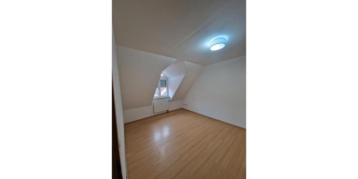 Dachgeschoßwohnung Erlangen Bruck - 3.5 Zimmer, 120 m&sup2;, 1.450&euro; | Angebot:25107077