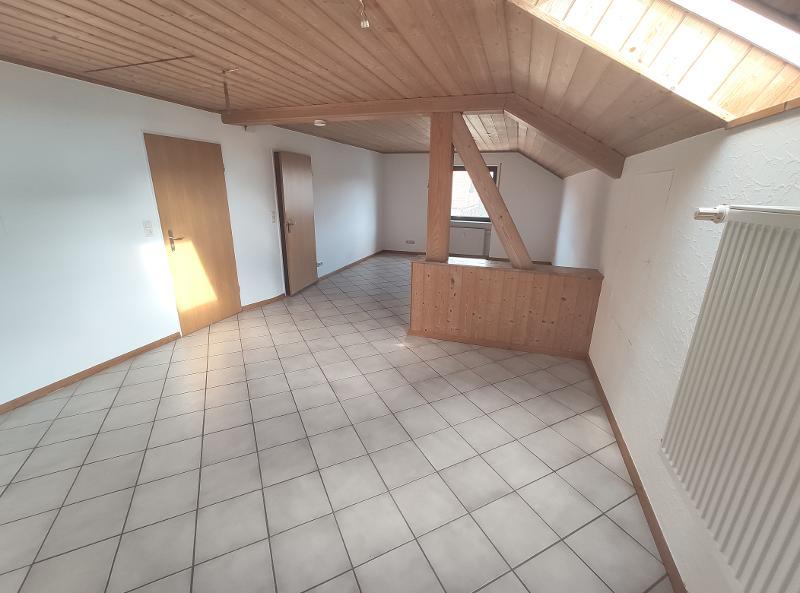 3 Zi. DG Wohnung mit Küche, Gartenmitbenutzung und Stellplatz - Etagenwohnung Weisendorf | Angebot:24351111