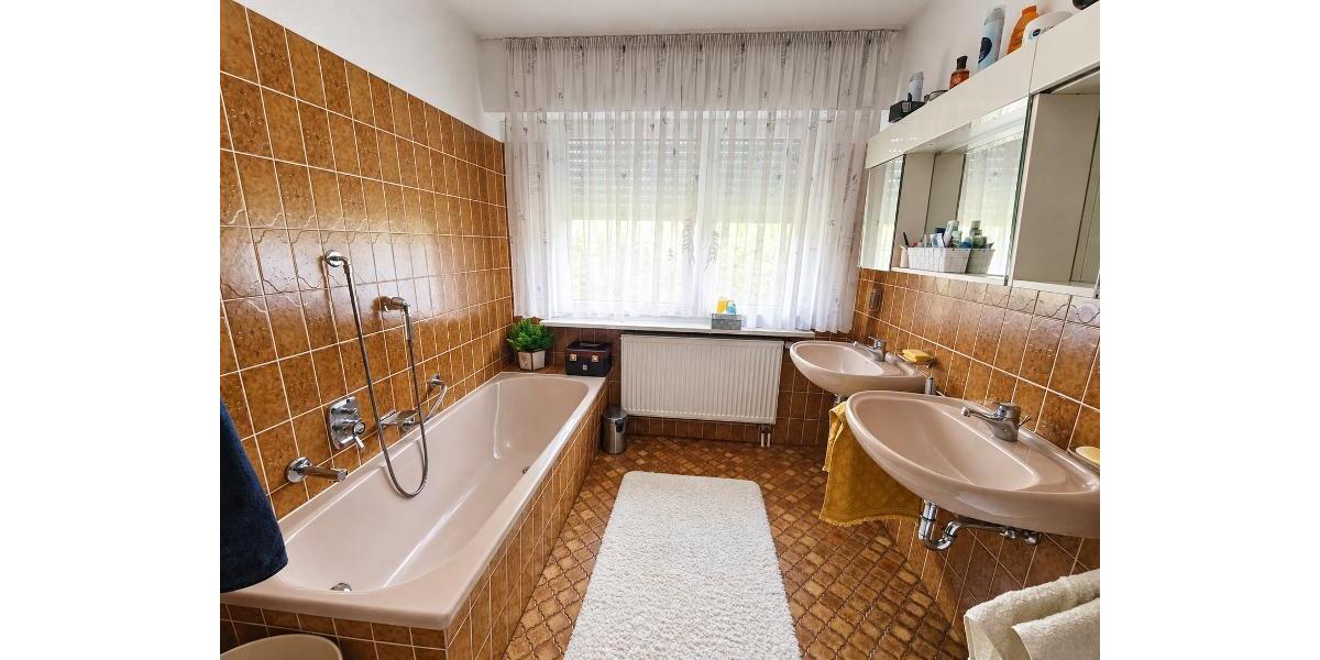 Einfamilienhaus mit Doppelgarage, Carport und großem Garten - Einfamilienhaus Weisendorf | Angebot:27651236