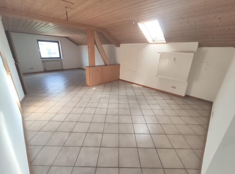 3 Zi. DG Wohnung mit Küche, Gartenmitbenutzung und Stellplatz - Etagenwohnung Weisendorf | Angebot:24351111