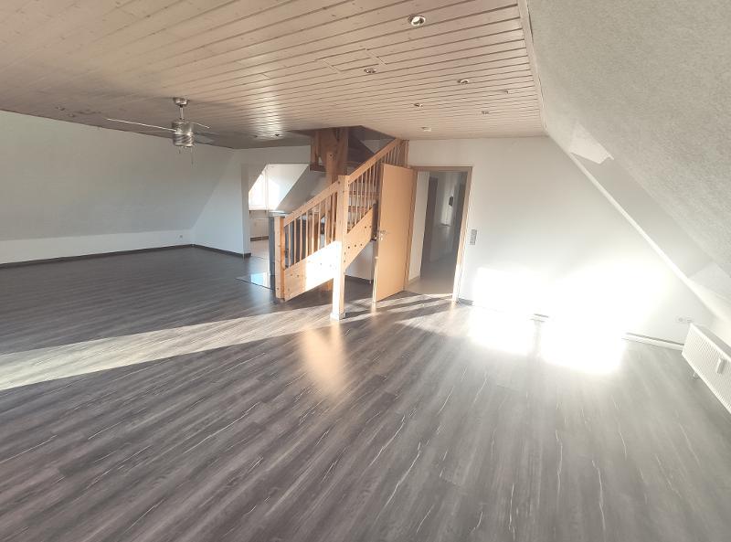 Große Maisonette mit Klimaanlagen (aktuell in 2 Wohnungen unterteilt) mit 2 Balkonen, 2 Einbauküchen und 2 Stellplätzen - Etagenwohnung Hausen | Angebot:20238797