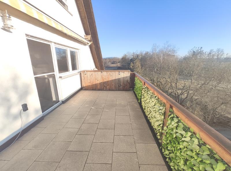 Große Maisonette mit Klimaanlagen (aktuell in 2 Wohnungen unterteilt) mit 2 Balkonen, 2 Einbauküchen und 2 Stellplätzen - Etagenwohnung Hausen | Angebot:20238797