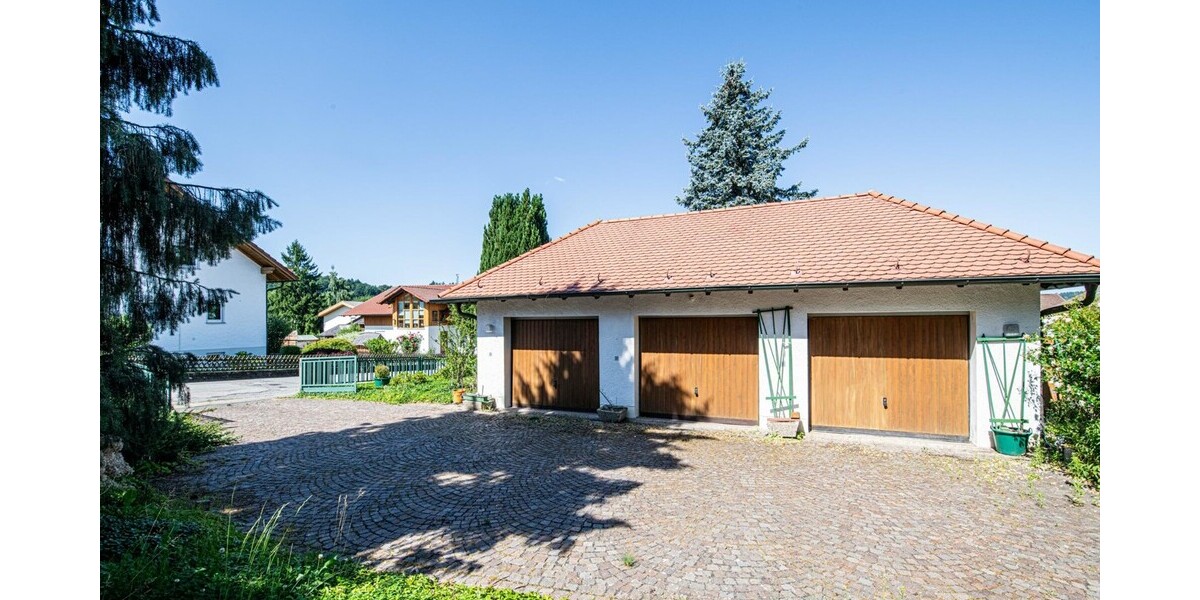 Charmantes Zweifamilienhaus mit drei Garagen und großem Garten - Zweifamilienhaus Kötzting | Angebot:24605834