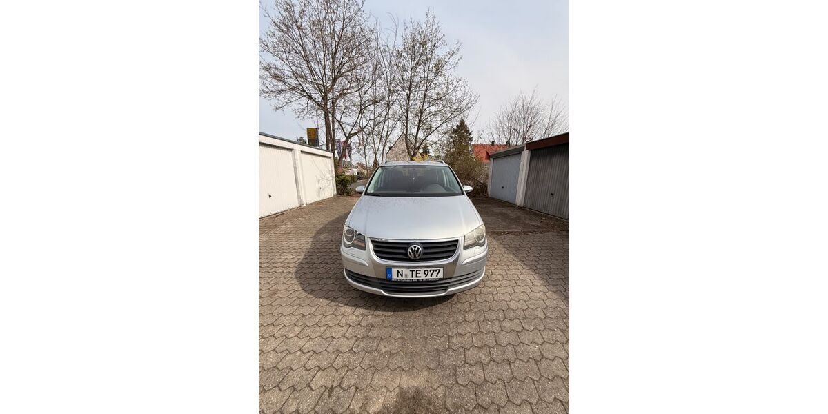 VW Touran 143.200 km 7.600 &euro; Nürnberg 90431