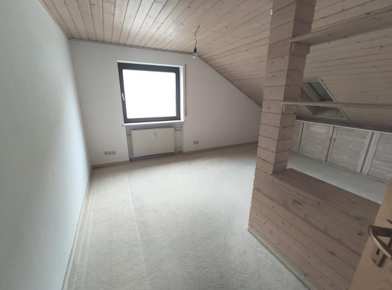 3 Zi. DG Wohnung mit Küche, Gartenmitbenutzung und Stellplatz - Etagenwohnung Weisendorf | Angebot:24351111