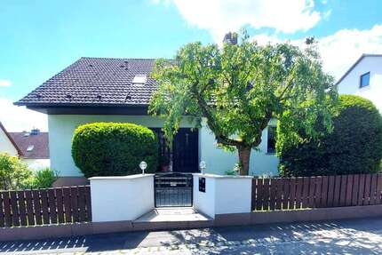 Haus Cadolzburg - 9 Zimmer, 245 m&sup2;, 655.000&euro; | Angebot:25880380