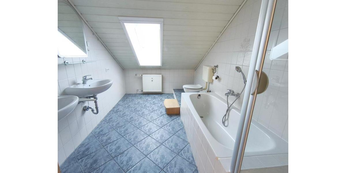 3 Zi. DG Wohnung mit Küche, Gartenmitbenutzung und Stellplatz - Etagenwohnung Weisendorf | Angebot:27651233