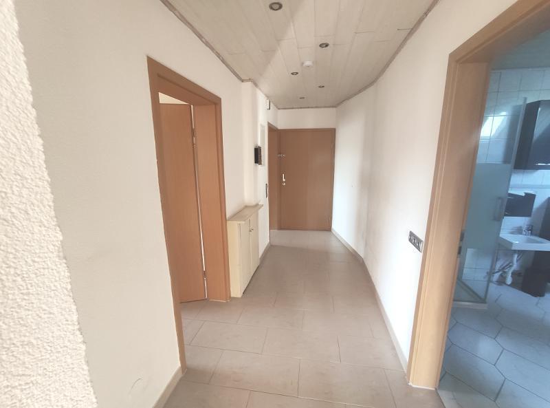 Große Maisonette mit Klimaanlagen (aktuell in 2 Wohnungen unterteilt) mit 2 Balkonen, 2 Einbauküchen und 2 Stellplätzen - Etagenwohnung Hausen | Angebot:20238797