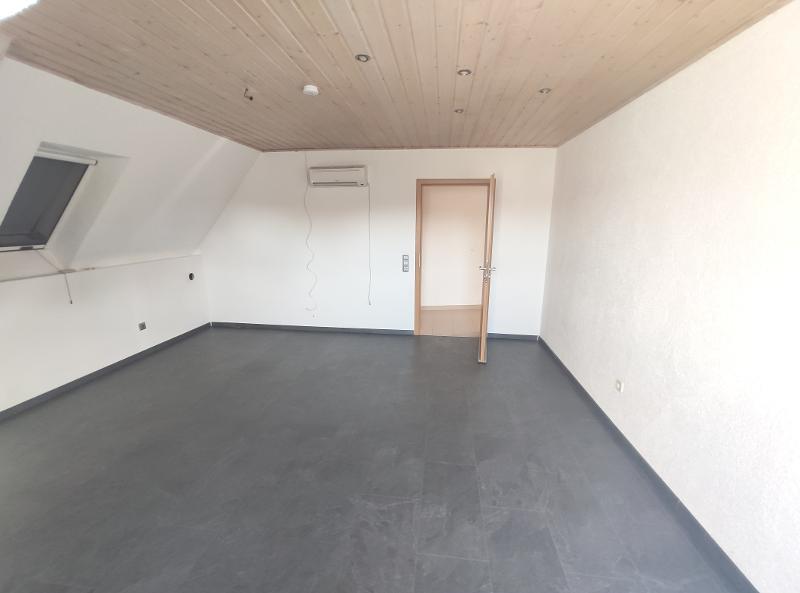 Große Maisonette mit Klimaanlagen (aktuell in 2 Wohnungen unterteilt) mit 2 Balkonen, 2 Einbauküchen und 2 Stellplätzen - Etagenwohnung Hausen | Angebot:20238797